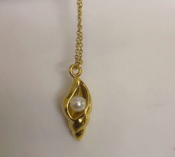 Shell with pearl Chain